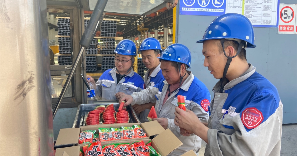 凯发k8新质料坚持为一线生产员工开“凉”方，防暑保安康